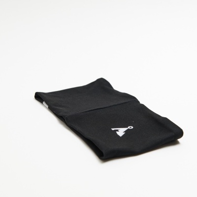 Tecido preto dobrado com logótipo branco sobre fundo branco