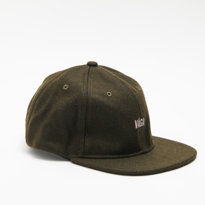 Boné verde-oliva com palavra 'VASE' bordada em branco