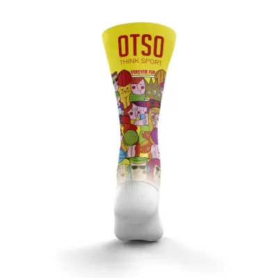 Meia desportiva colorida com texto OTSO THINK SPORT
