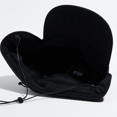 Boné preto com aba reta e cordão ajustável