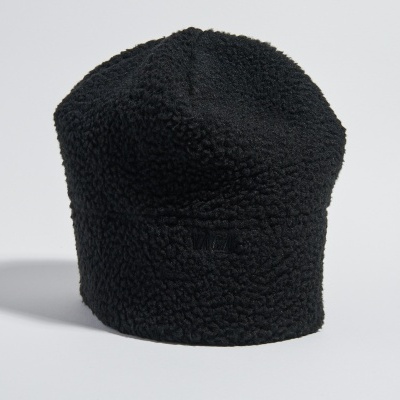 Gorro preto felpudo com logótipo