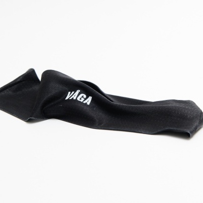 Peça de tecido preta com texto branco VAGA dobrada sobre fundo branco