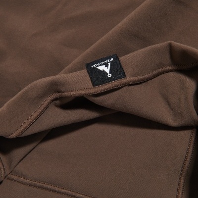 Peça de roupa castanha com etiqueta MYAVIACA