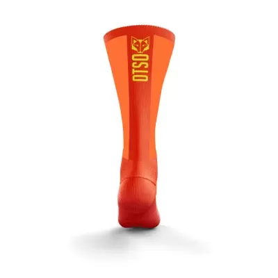 Meias desportivas laranja com texto OTSO e logótipo amarelo