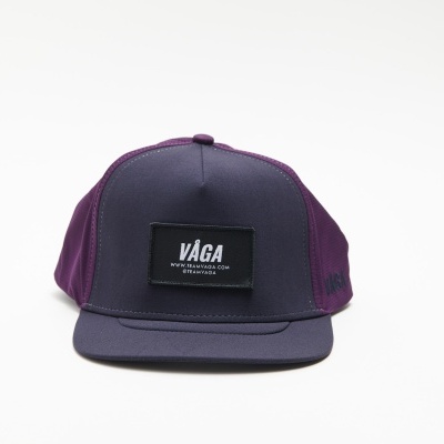 Boné roxo escuro com patch preto VÁGA na frente