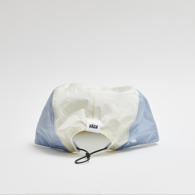 Chapéu azul e branco com ajuste de cordão preto