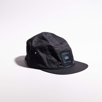 Boné preto texturizado com etiqueta frontal preta com texto branco