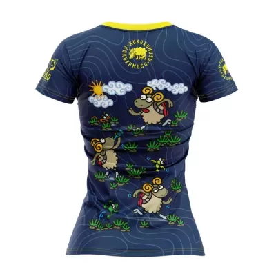 Camiseta azul escura com estampado de carneiros e texto amarelo KUKUXUMUSU