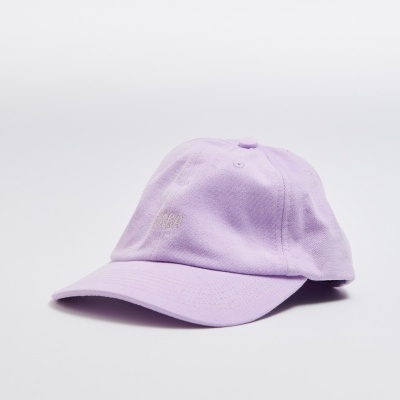 Boné de basebol cor lavanda em fundo branco