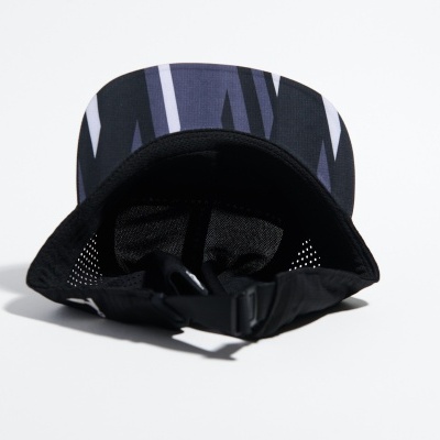 Boné preto com padrão na pala e fecho ajustável com presilha plástica