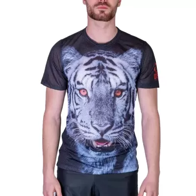 Homem a vestir camisola preta com estampa de tigre branco e calções pretos
