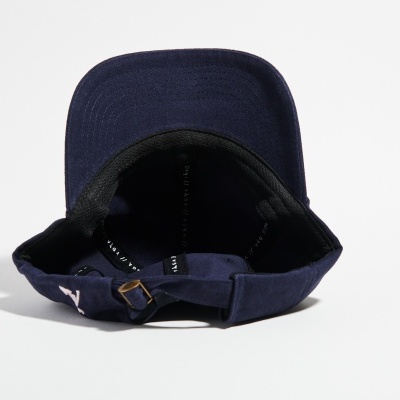 Boné azul escuro visto de trás com fivela de ajuste