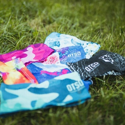 máscaras de tecido coloridas com padrões variados sobre relva