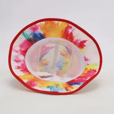 Chapéu tipo balde colorido com padrão tie-dye e aba vermelha