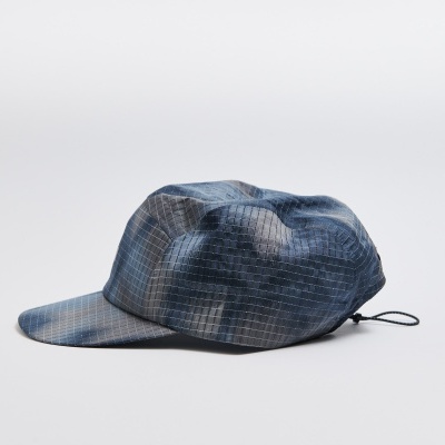 Boné azul com padrão de pele de crocodilo em fundo branco