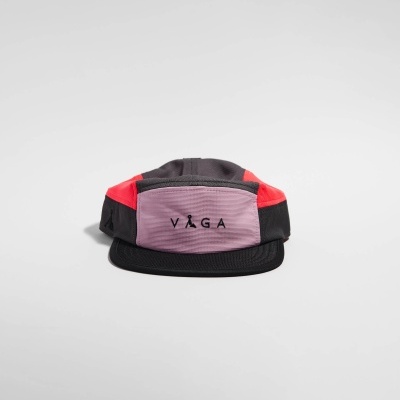 Boné desportivo rosa, preto e vermelho com o texto VAGA