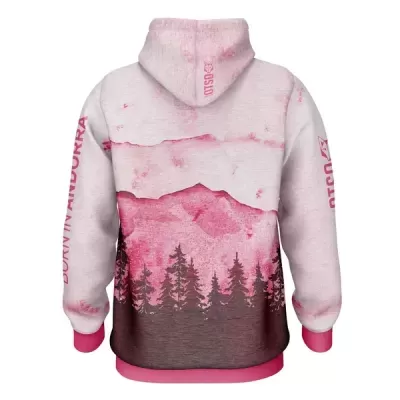 Camisola com capuz rosa e cinzenta com padrão de montanhas e árvores e texto nas mangas e capuz
