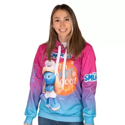 Hoodie colorido dos Smurfs com texto e estampa de personagem numa mulher