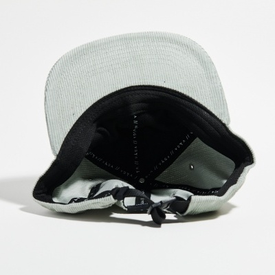 Boné cinza claro visto de baixo com interior preto e ajuste