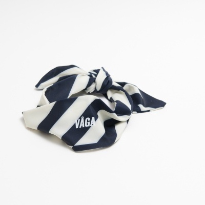 Lenço riscado azul e branco com palavra VÁGA