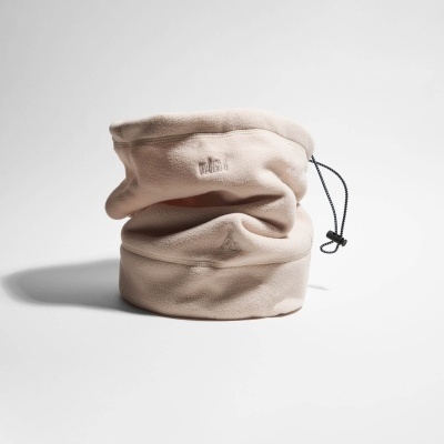 Cachecol tubular polar bege claro com cordão preto ajustável e bordados VAGA e logótipo triangular.