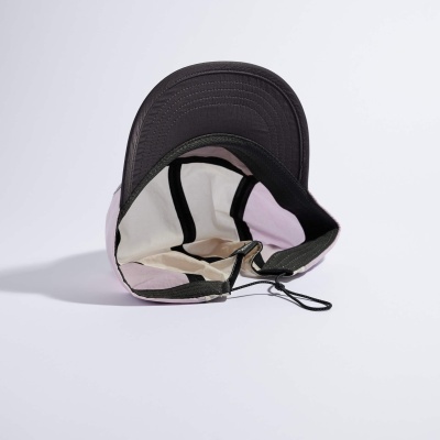 Boné desportivo rosa claro com aba preta e ajuste com cordão