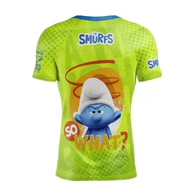 Camiseta verde com desenho de Smurf e texto 'THE SMURFS' e 'SO WHAT?'