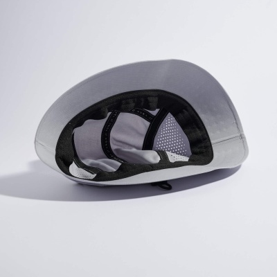 Chapéu cinzento visto por dentro com detalhes em tecido preto e cinza