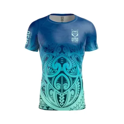 T-shirt azul e verde com padrão tribal e logo OTSO