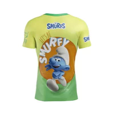 T-shirt dos Smurfs amarela e verde com estampa colorida na parte de trás
