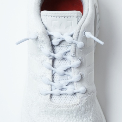 Ténis branco com cadarços e logo DC em relevo