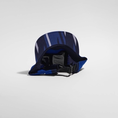 Boné azul e preto com padrão geométrico e fecho ajustável