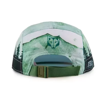 Boné verde com padrão de montanhas e logo de lobo na traseira