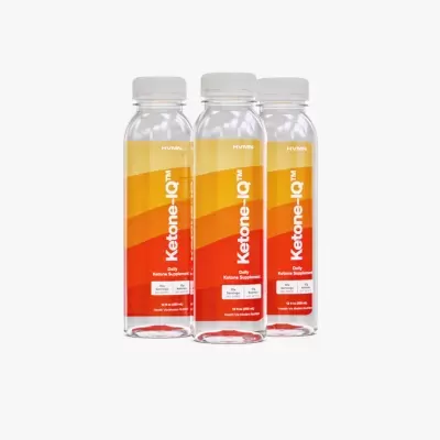 Três garrafas transparentes de bebida Ketone IQ com tampas brancas