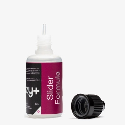 Frasco de plástico branco com tampa preta ao lado com rótulo roxo e preto