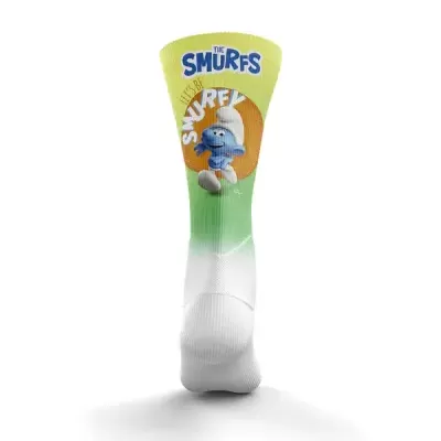 Meia com figura do Smurf surfista em fundo branco