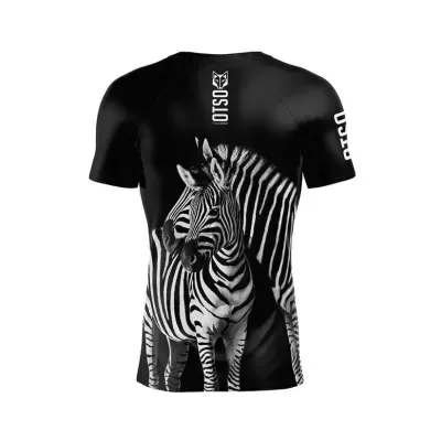 T-shirt preta com zebras estampadas na frente e texto OTSO na parte superior e manga.