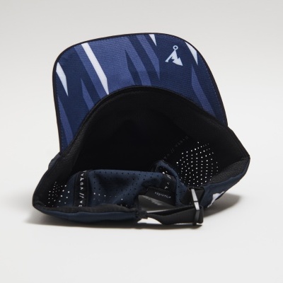 Boné desportivo azul com padrão e fita ajustável