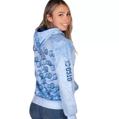 Casaco azul claro com padrão e logotipo OTSO na manga e capuz