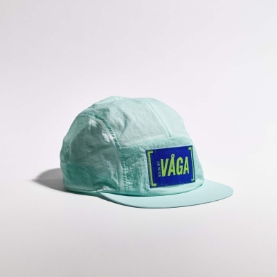 Boné verde água com patch azul e texto VÅGA