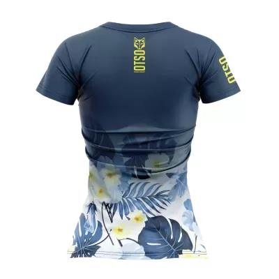 Camiseta azul com padrão floral e texto OTSD nas costas e manga