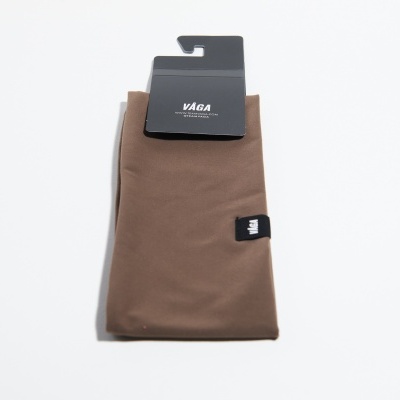 Meias castanhas com embalagem preta da marca VAGA sobre fundo branco