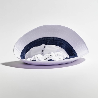 Chapéu desdobrado azul claro com interior branco e faixa azul escura