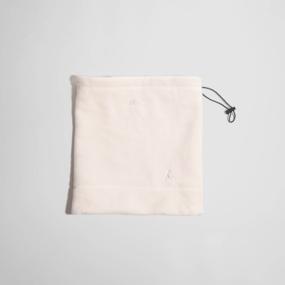 Cachecol ou gola polar creme com cordão preto e texto VÅGA bordado