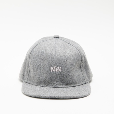Boné cinzento com palavra VAGA bordada