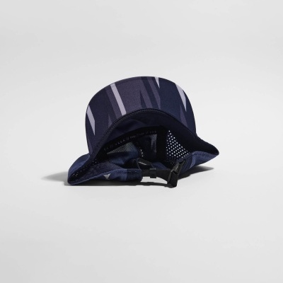 Boné desportivo azul-escuro com padrão geométrico e fecho ajustável