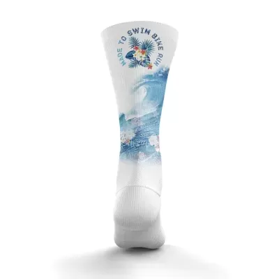Meia branca com padrão azul e texto TIME TO SWIM BIKE RUN