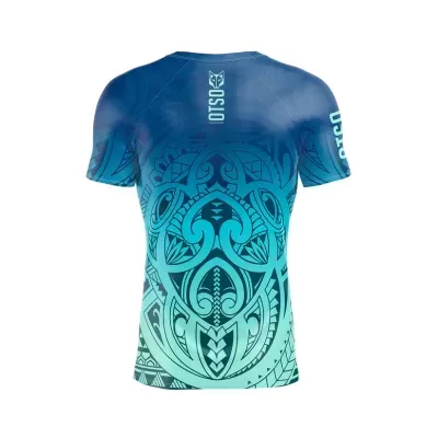 T-shirt manga curta azul verde com padrão tribal e texto OTSO