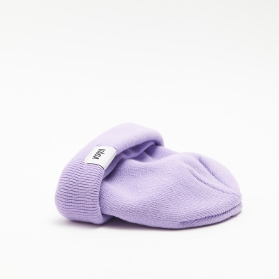 Meia de bebé roxa com etiqueta branca e texto Papo