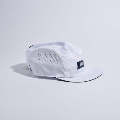 Boné branco com etiqueta VÄGA e painel lateral perfurado